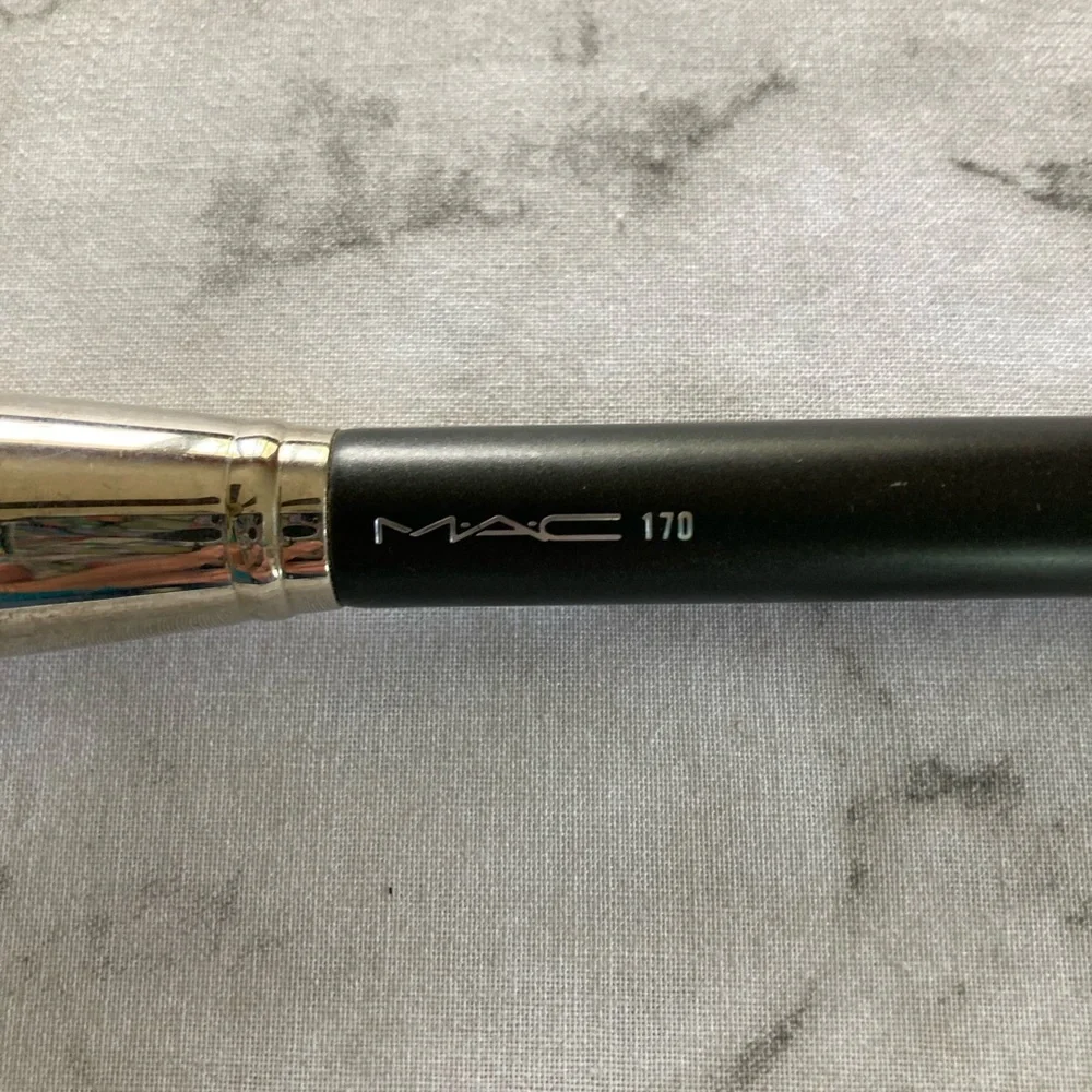 MAC Cosmetics 170 synthetic rounded slant brush